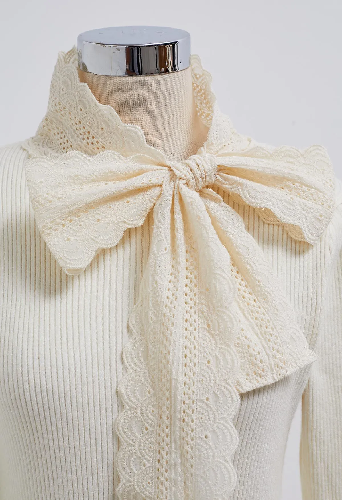 Haut en tricot côtelé avec nœud papillon et œillets brodés en crème