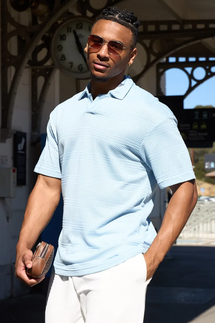 Polo bleu ajouré à motif