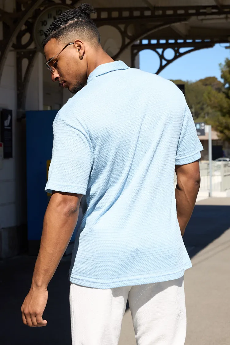 Polo bleu ajouré à motif