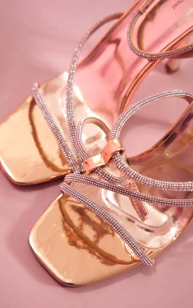 Sandales dorées strassées à brides asymétriques et talons